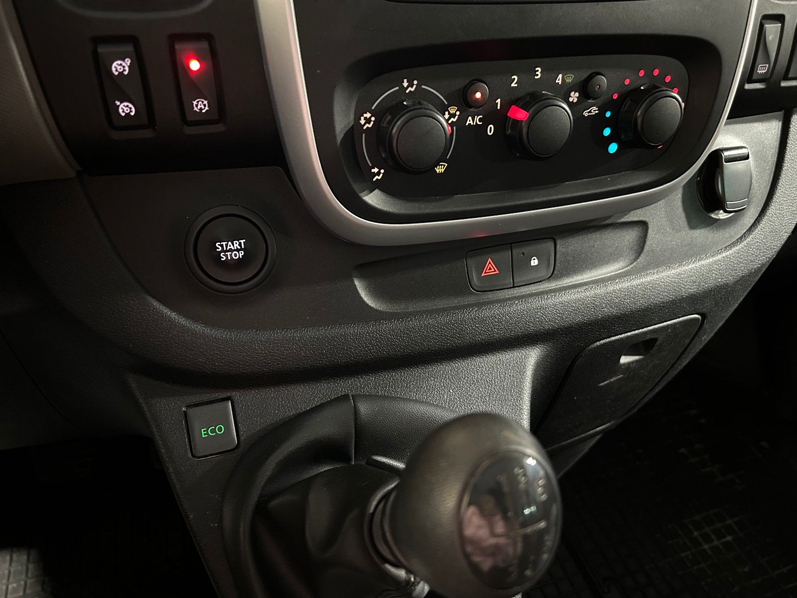Fahrzeugabbildung Renault Trafic Combi L1H1 2,7t  Expression/9-SITZ/NAVI