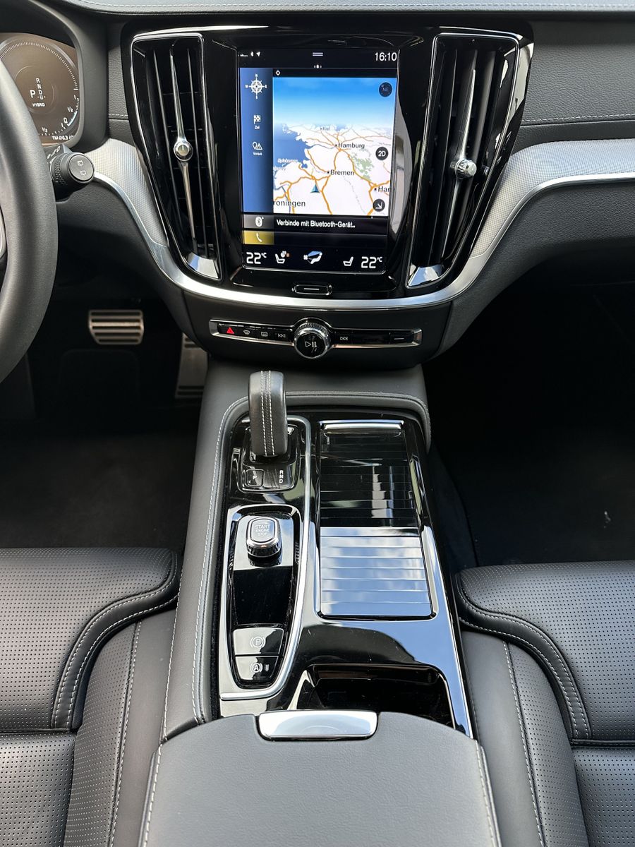 Fahrzeugabbildung Volvo V60 T6 AWD Recharge R-Design NAV+LED+PANO+H&K+VC