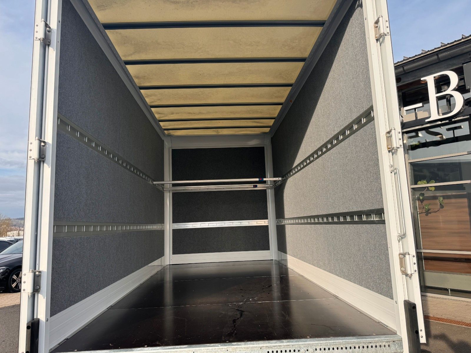 Fahrzeugabbildung Mercedes-Benz Sprinter 315 CDI Möbelkoffer Treppe Windabweiser