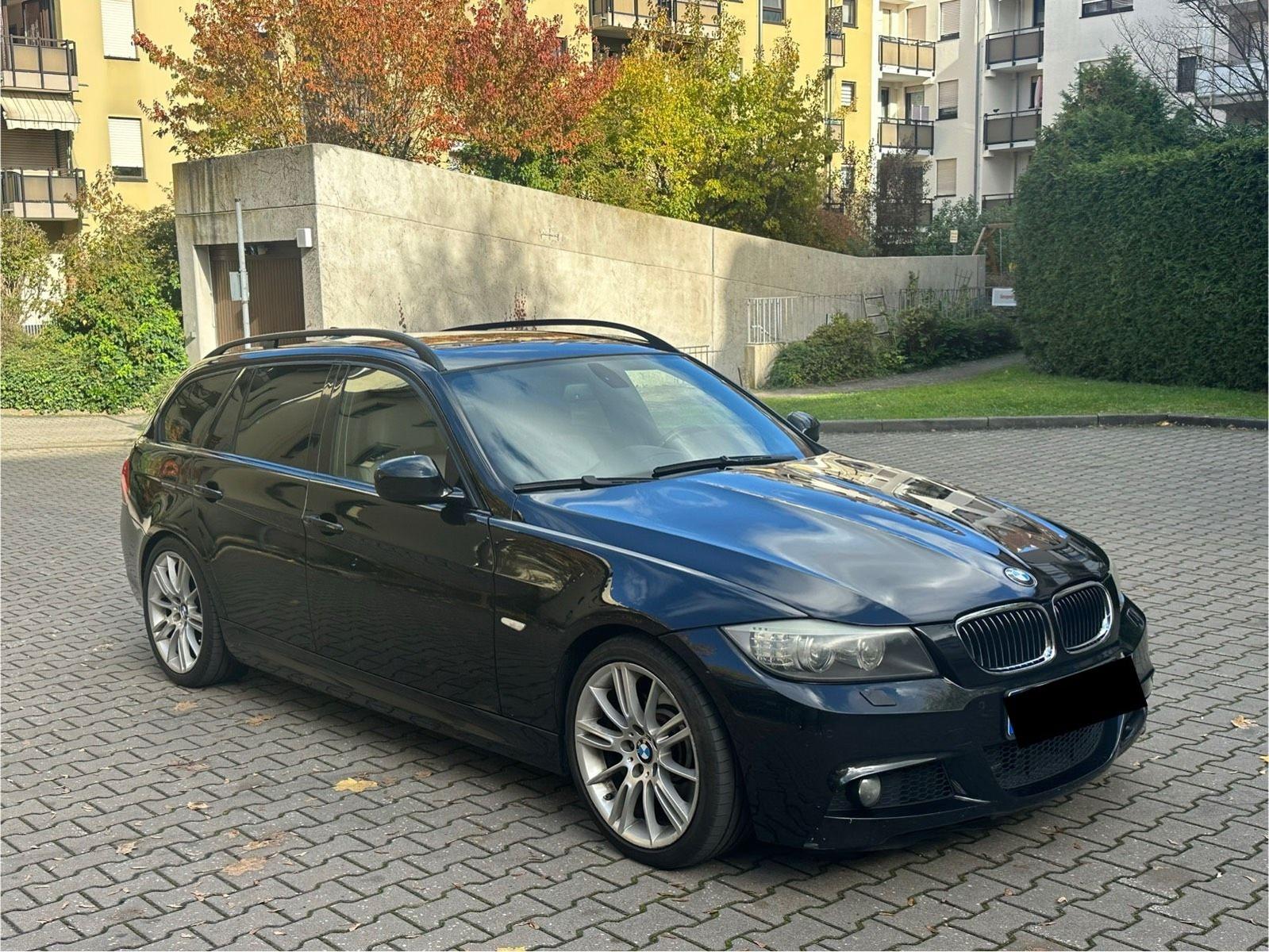 BMW 330 2009 — вигляд ззаду