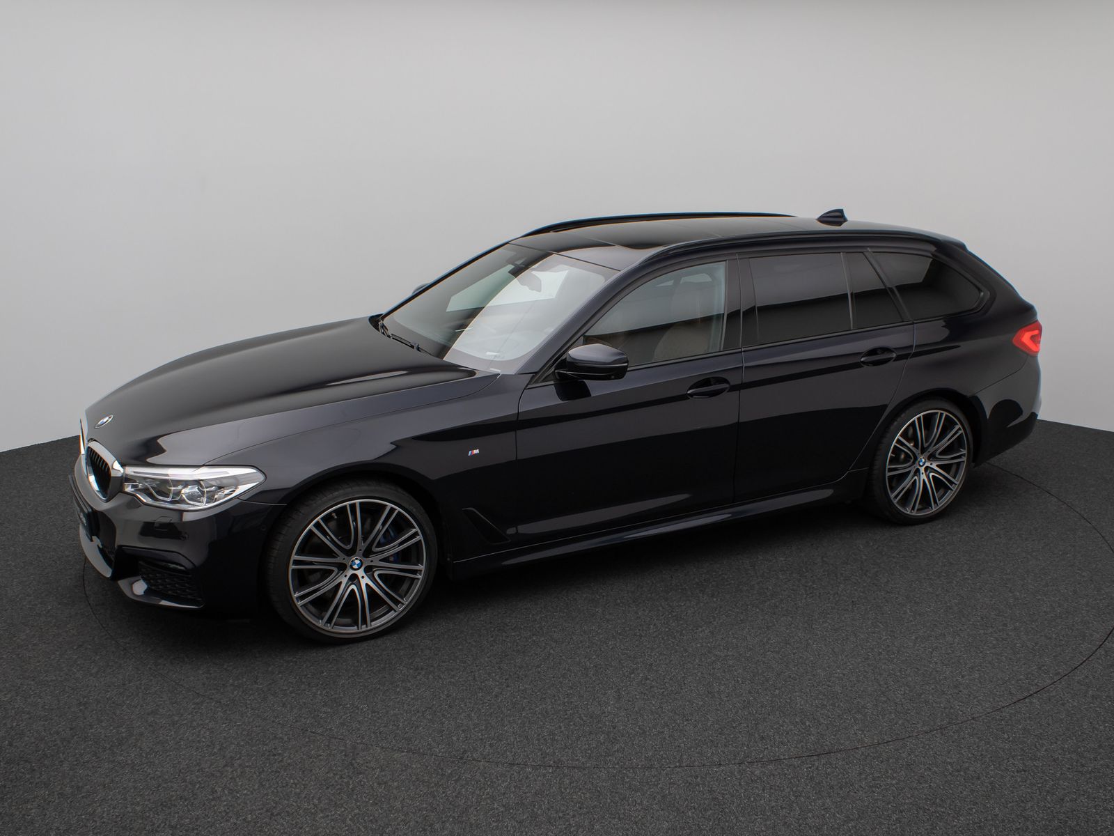 Fahrzeugabbildung BMW 540d xD M Sport Panorama 360°HUD B&W NightVision