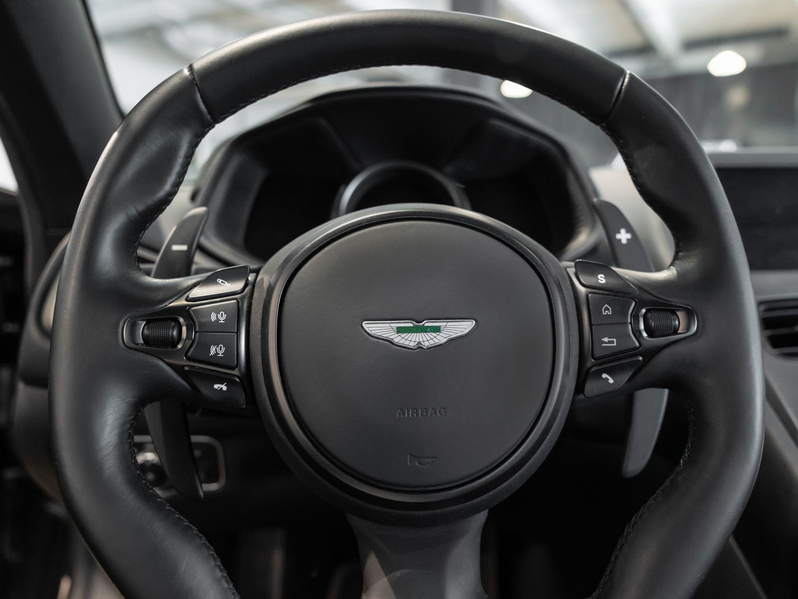 Fahrzeugabbildung Aston Martin DB11 V8 Coupé - Aston Martin Hamburg