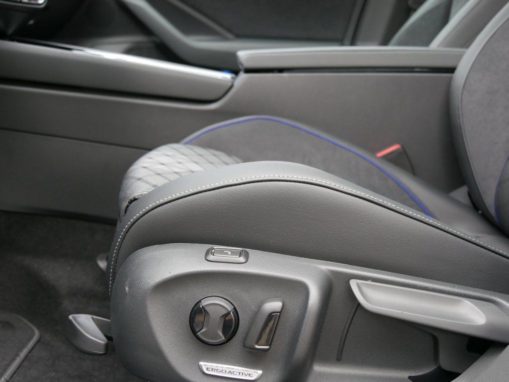 Fahrzeugabbildung Volkswagen Passat Variant R-Line 2.0  TDI DSG AHK Pano