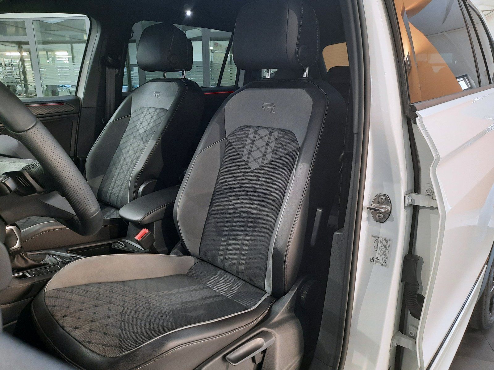 Fahrzeugabbildung Volkswagen Tiguan Allspace R-Line TDI 4M *Standhzg*Panodach