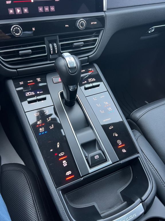 PORSCHE Macan 2023