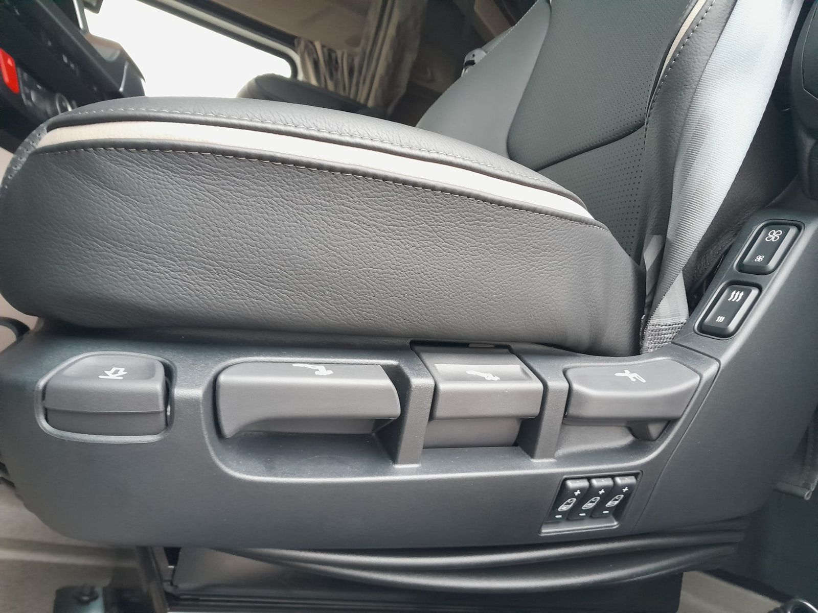 Fahrzeugabbildung DAF XG+ 530 FT