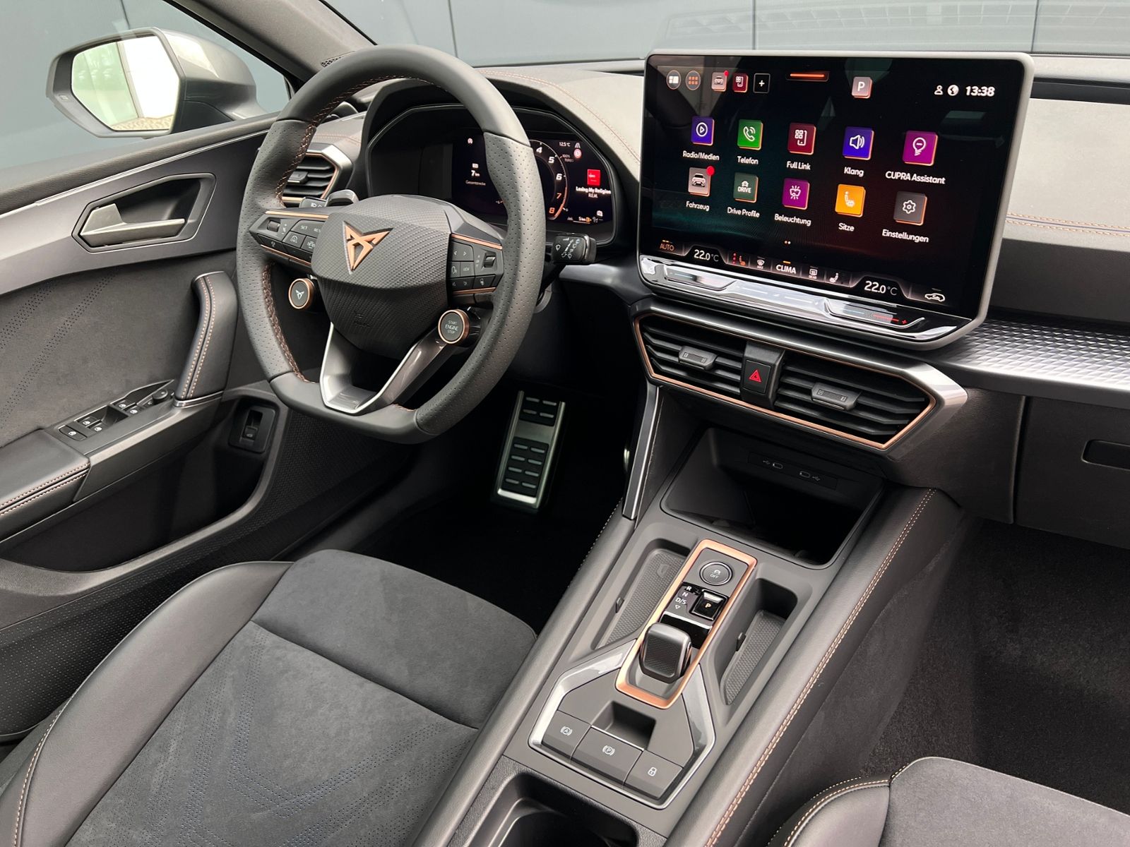 Fahrzeugabbildung CUPRA Leon Sportstourer VZ 2.0 TSI DSG 4Drive *AHK, LE