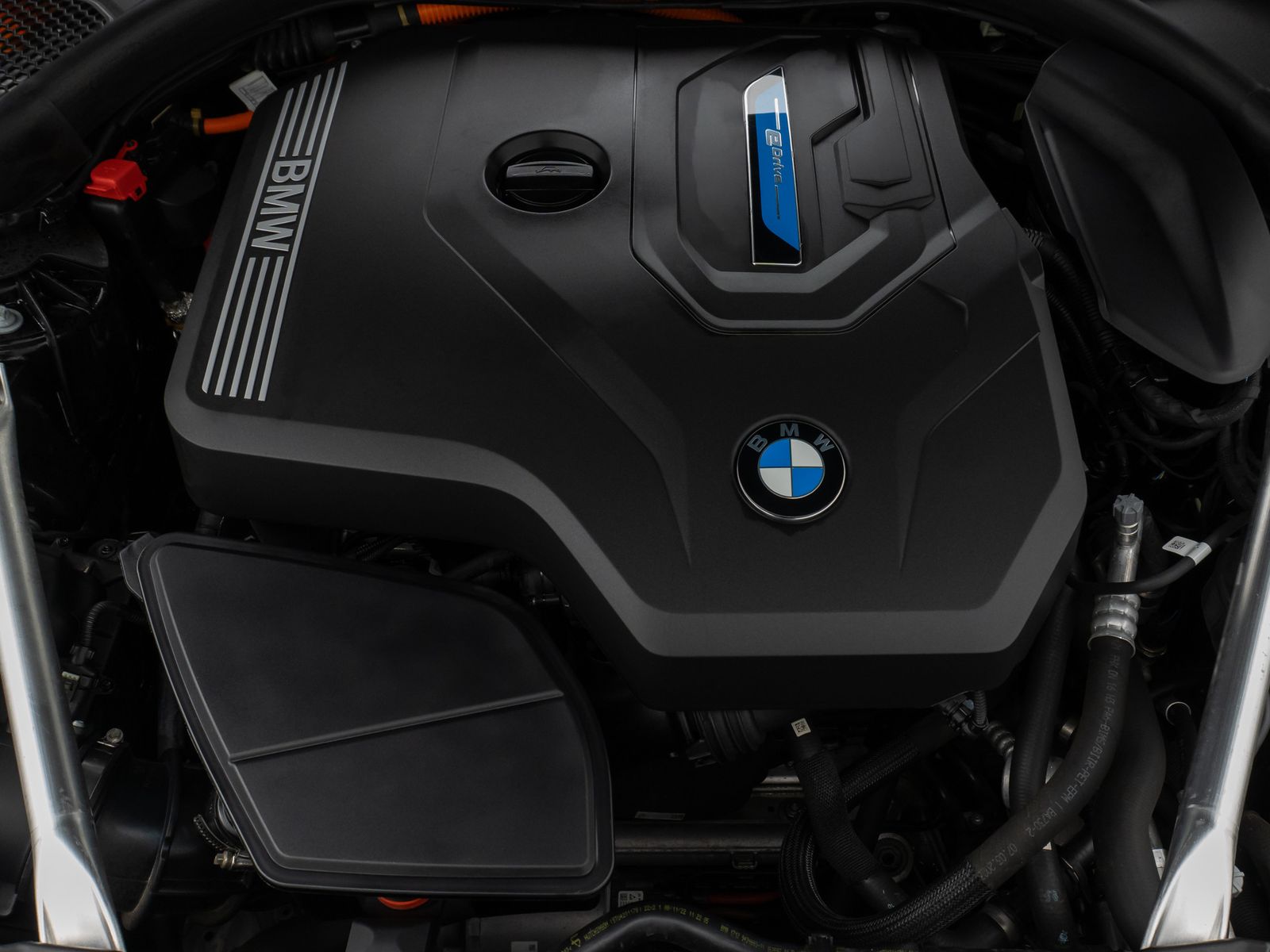 Fahrzeugabbildung BMW 530e Panorama DAB HiFi CockPitPro Alarm PDC LED