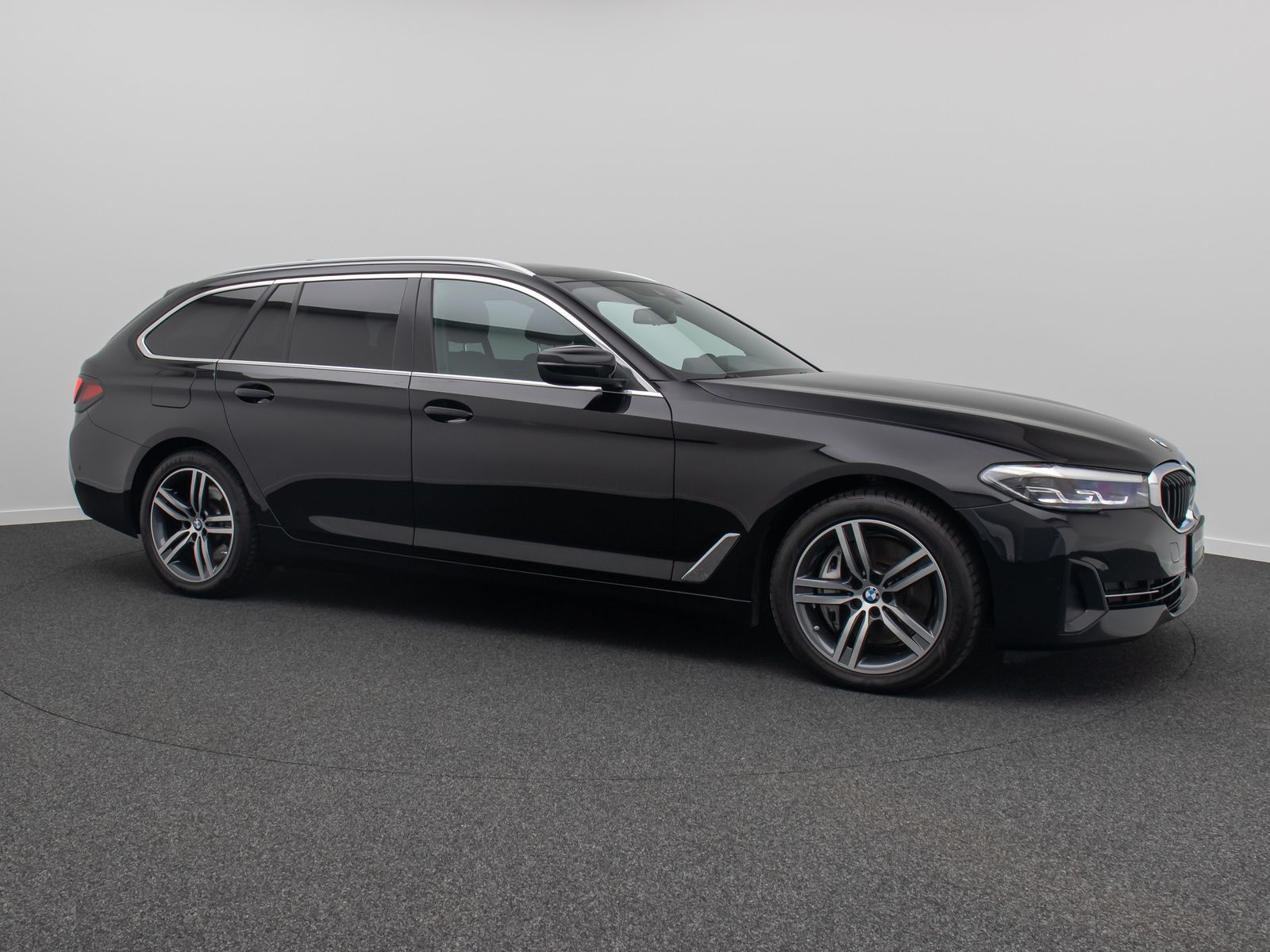 Fahrzeugabbildung BMW 530d xD Alarm HUD DAB Kamera DisplayKey Panorama