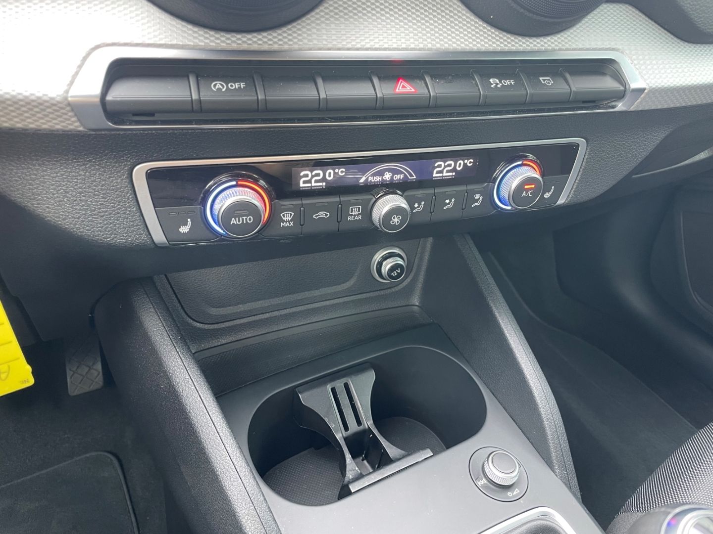 Fahrzeugabbildung Audi Q2 basis ultra Klima Müdigkeitswarner SHZ PDC