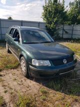 Volkswagen VW Passat 1.6l Benzin 110tkm Kombi BJ.1998 - Volkswagen Passat mit Benzin-Antrieb: Kombi, 1.6