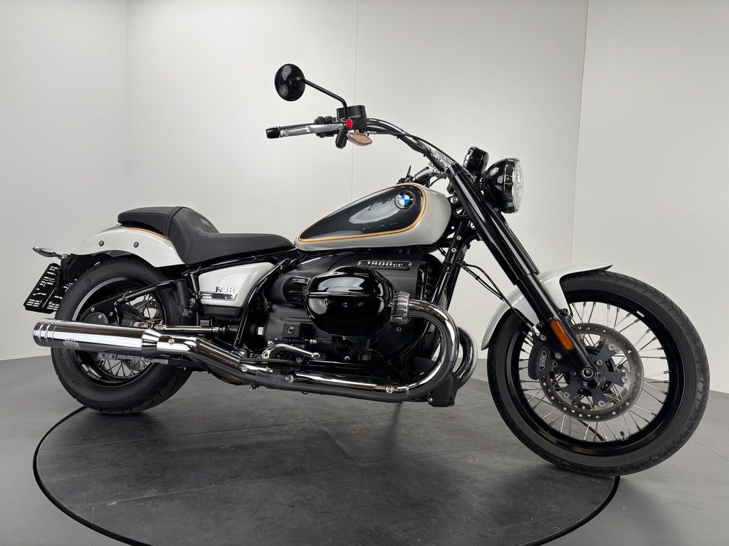 Fahrzeugabbildung BMW R18 *JEKILL&HYDE-AUSPUFF *BEACHBAR-LENKER