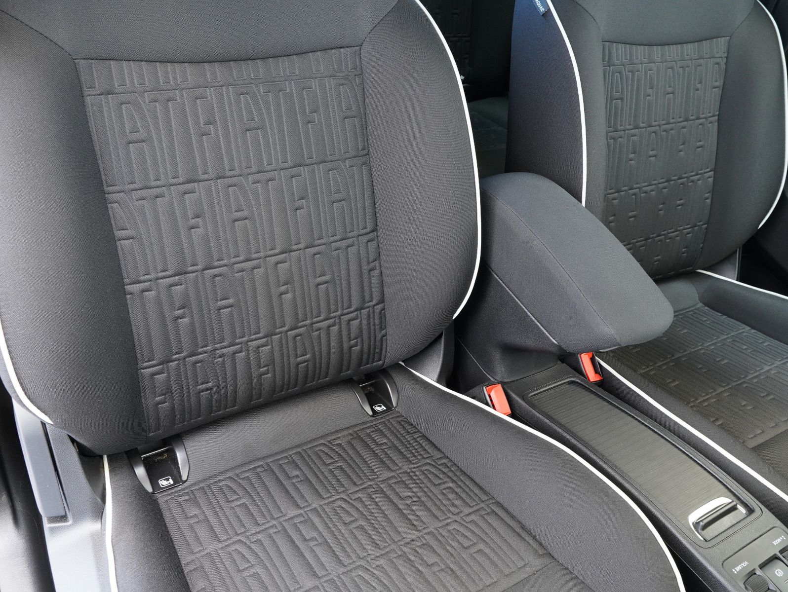 Fahrzeugabbildung Fiat 500e 87KW/42kWh/DC-LADEN/CARPLAY/DAB/SOH/KAMERA