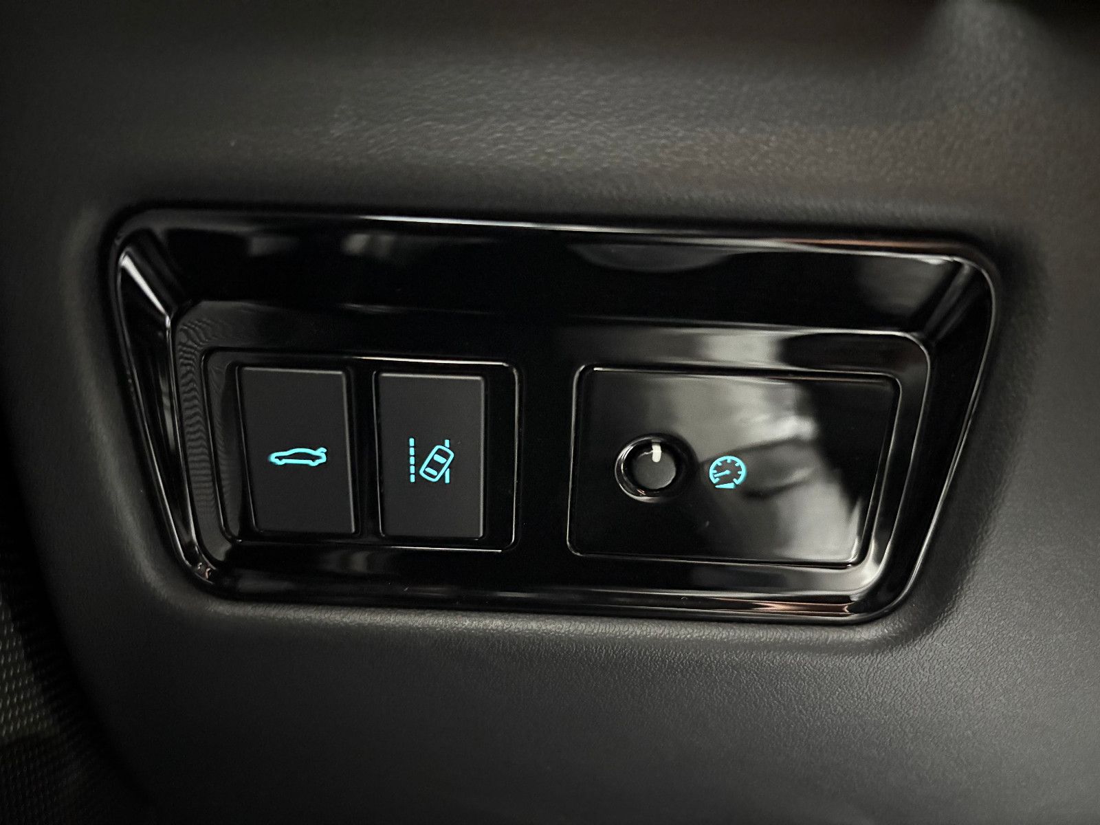 Fahrzeugabbildung Jaguar XE /TEMPOMAT/NAVI/SHZ/KLIMA/BI-XENON/SPURHALTE