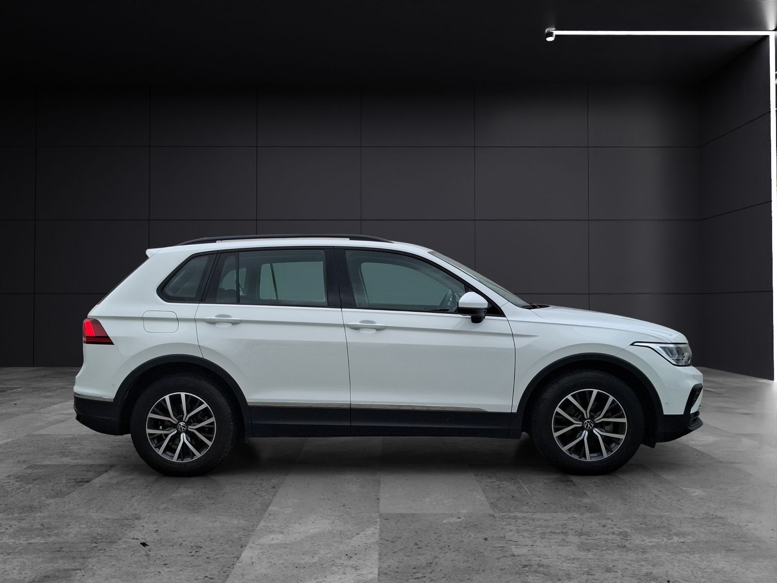 Fahrzeugabbildung Volkswagen Tiguan TSI Life DSG LED AHK Navi ACC RFK SH