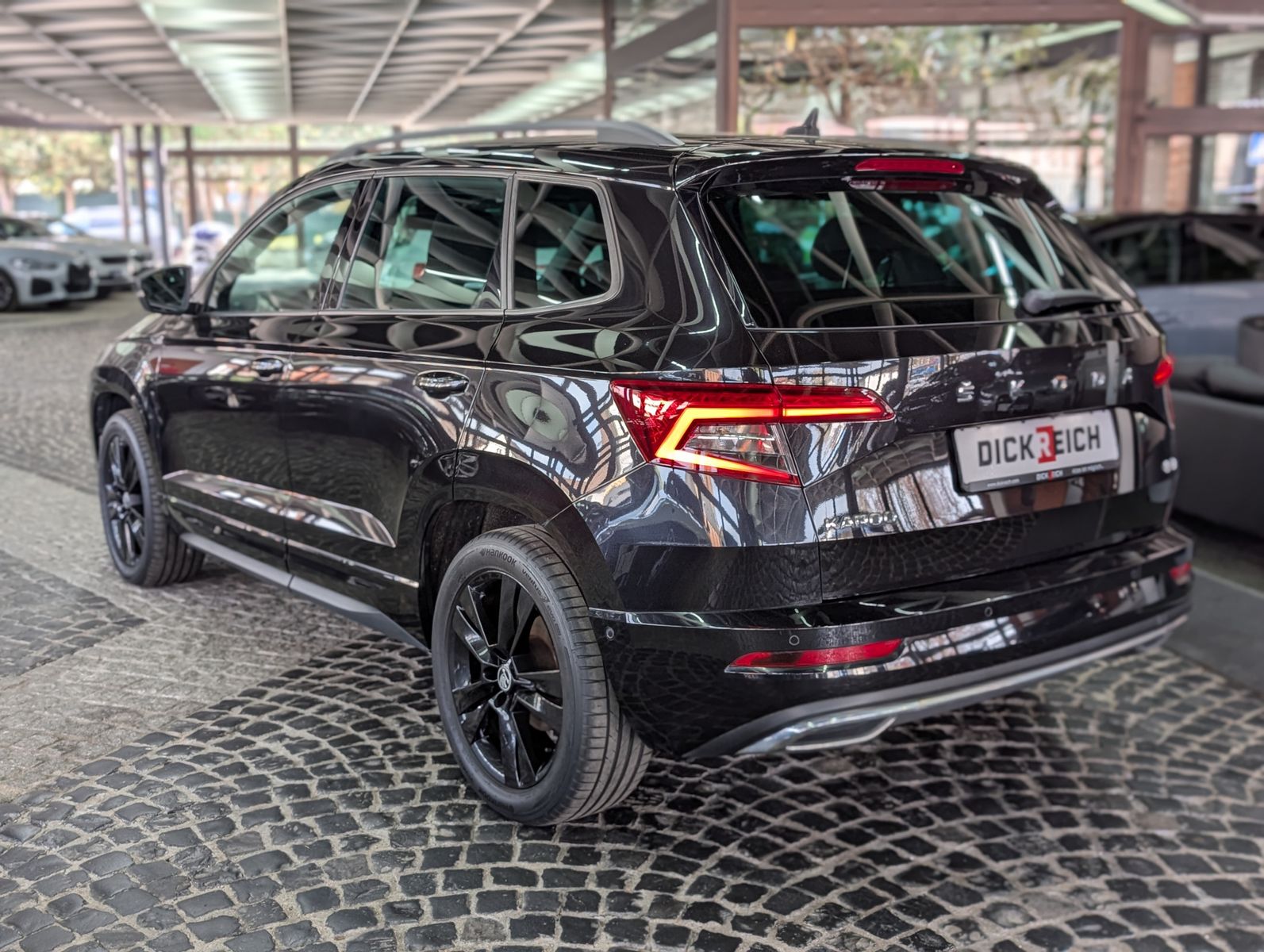 Fahrzeugabbildung SKODA Karoq Sportline 4x4 2.0 TSI ACC APP 4xSHZ AMBI