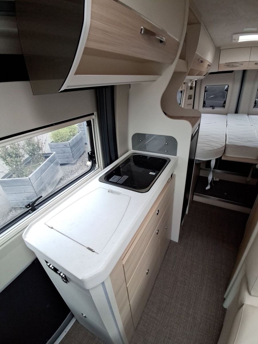 Fahrzeugabbildung Eura Mobil Van V 635 HB Captain-Chair-Sitze, Skyroof, RFK