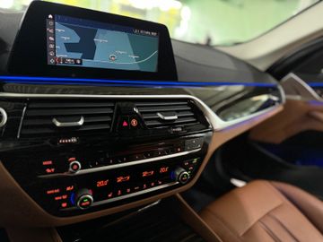 Fahrzeugabbildung BMW 520d xD  Luxury Line ACC Pano AHK HUD Kamera 360