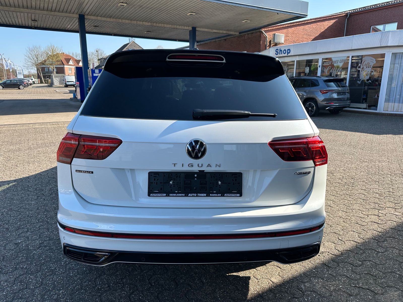 Fahrzeugabbildung Volkswagen Tiguan Allspace 2.0 TDI 4M R-Line Pano/AHK/7-Sit