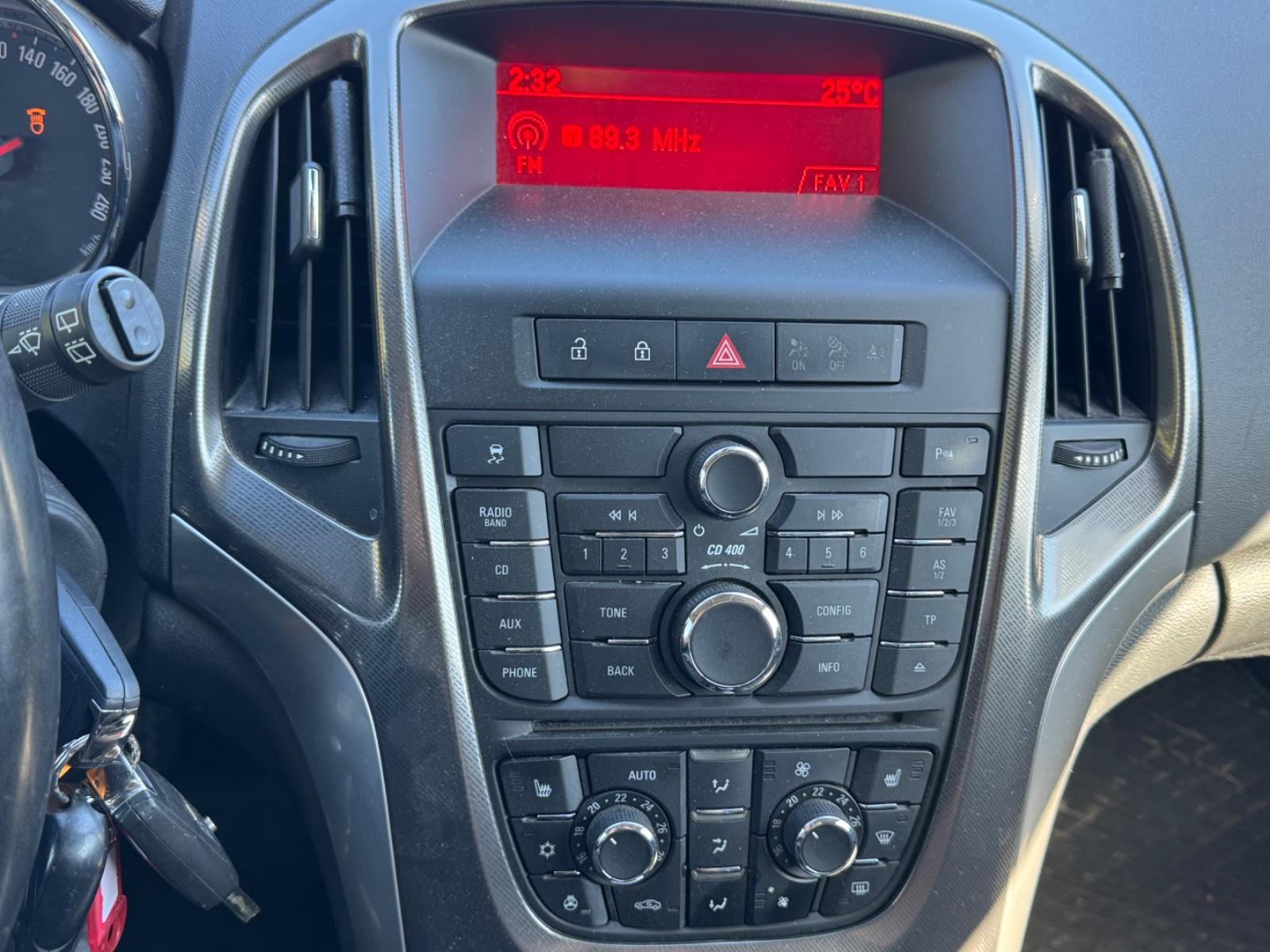 Opel Astra 2011 — photo 12