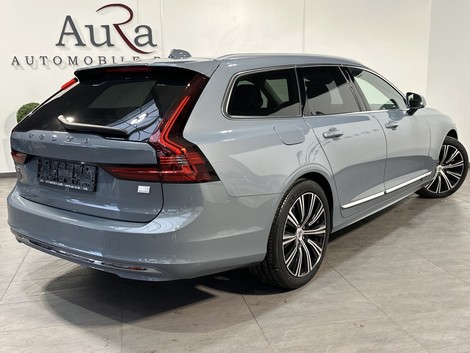 Fahrzeugabbildung Volvo V90 T6 Recharge AWD Core NAV+LED+KAM+SHZ+VC+ACC