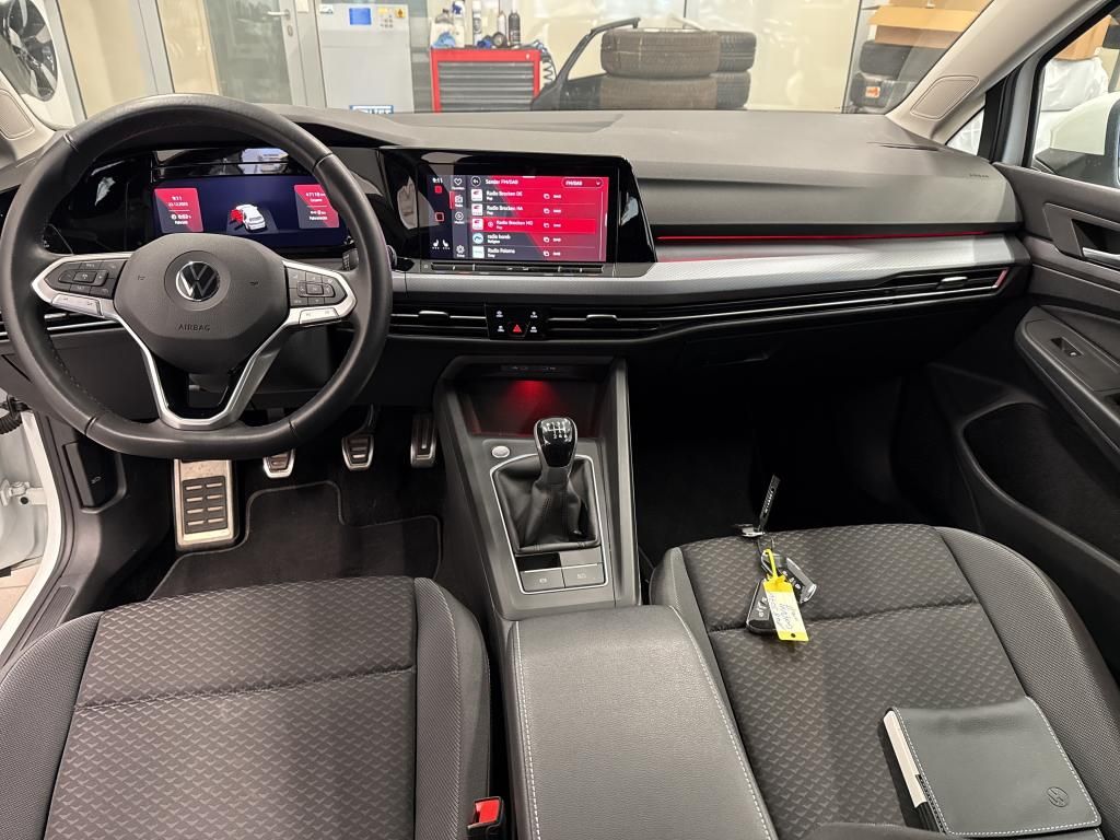 Fahrzeugabbildung Volkswagen Golf VIII TSI Life Standhzg. Matrix Navi AID ACC
