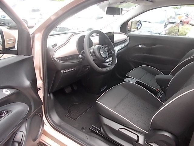 Fahrzeugabbildung Fiat 500 500e Cabrio 42 kWh (118 PS)