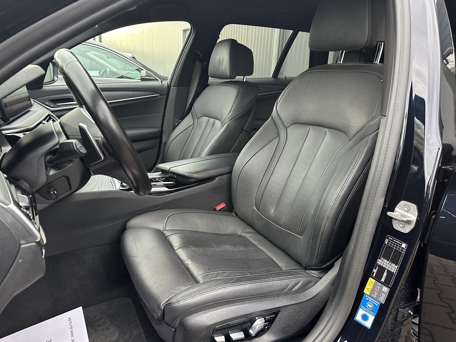 Fahrzeugabbildung BMW 530e Touring xDrive M-Sport NAV+LED+HEAD-UP+19ZO