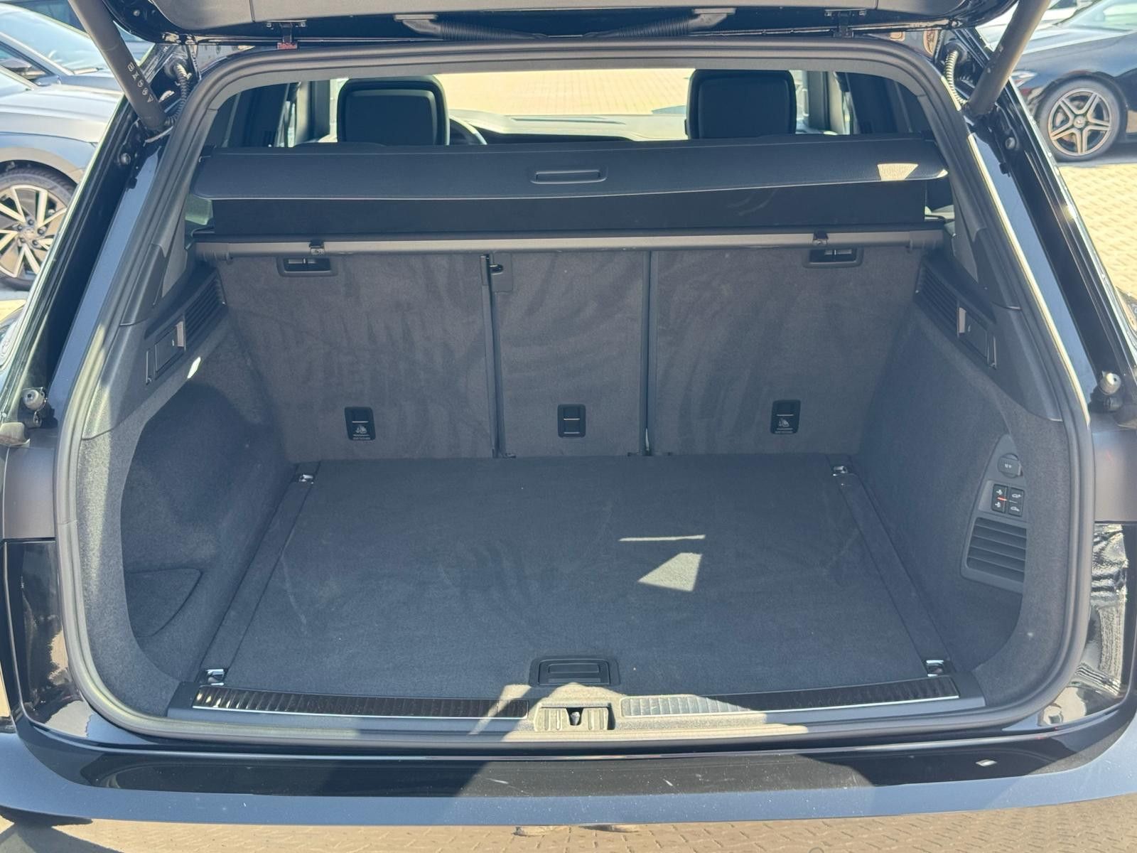 Fahrzeugabbildung Volkswagen Touareg 3.0TDI 4M R-Line VOLL Black 22" UPE 114T