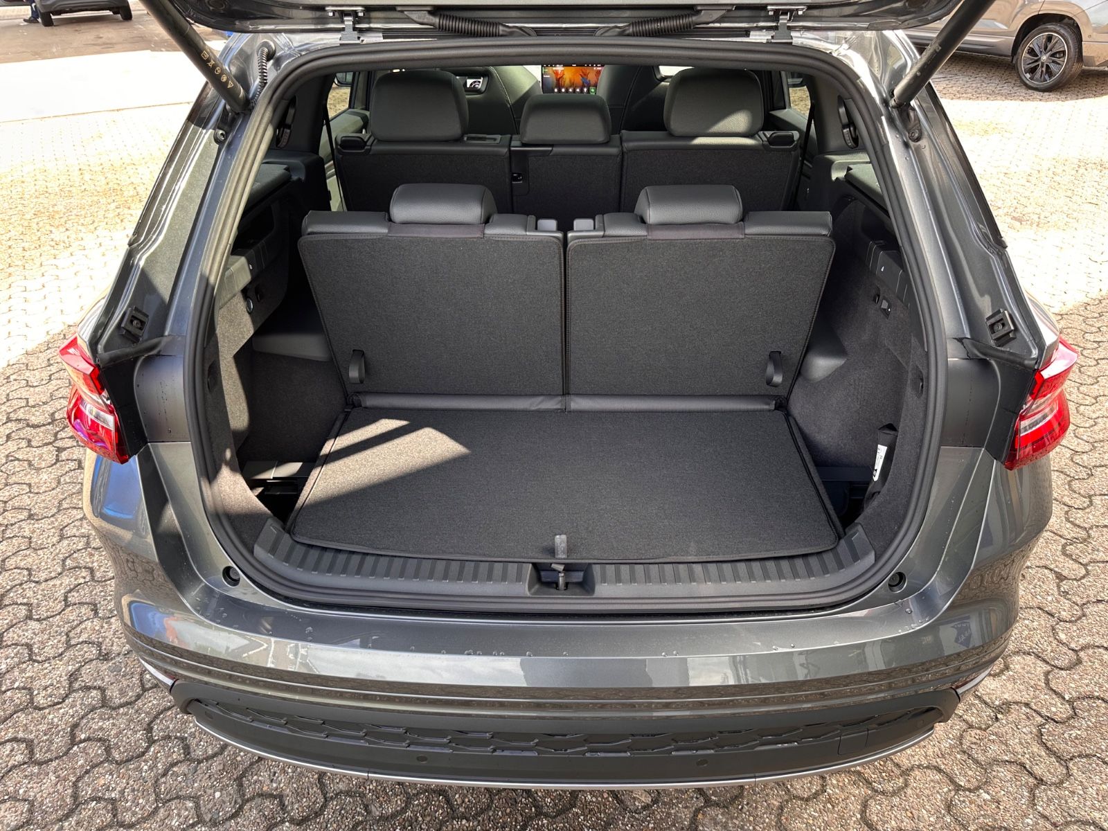 Fahrzeugabbildung SKODA Kodiaq 2.0 TDI 4x4 Sportline Matrix/AHK/Pano/7
