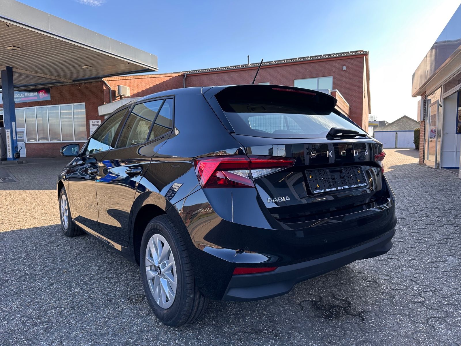 Fahrzeugabbildung SKODA Fabia 1.0 TSI DSG Selection LED/PDC/SHZG/APP/GRA