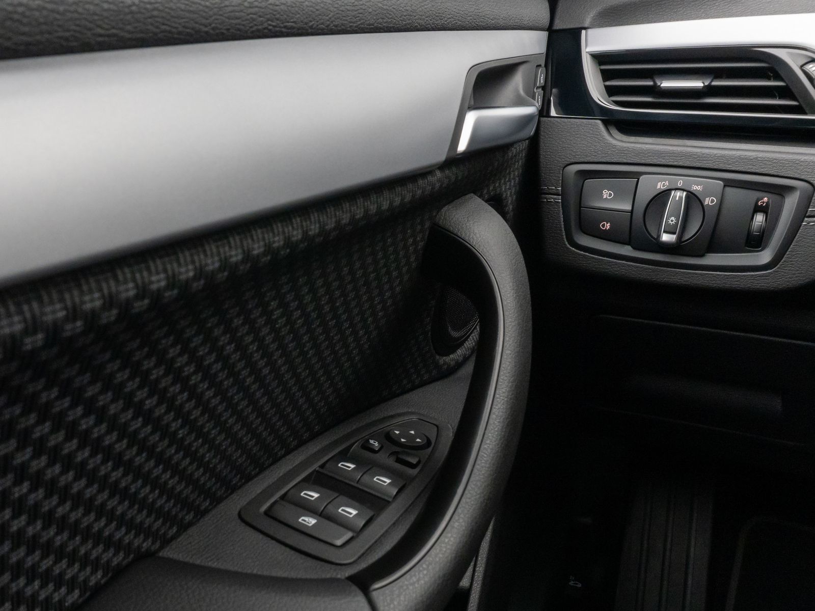 Fahrzeugabbildung BMW X2 sD20d Panorama NaviPlus HUD DAB HiFi Alarm