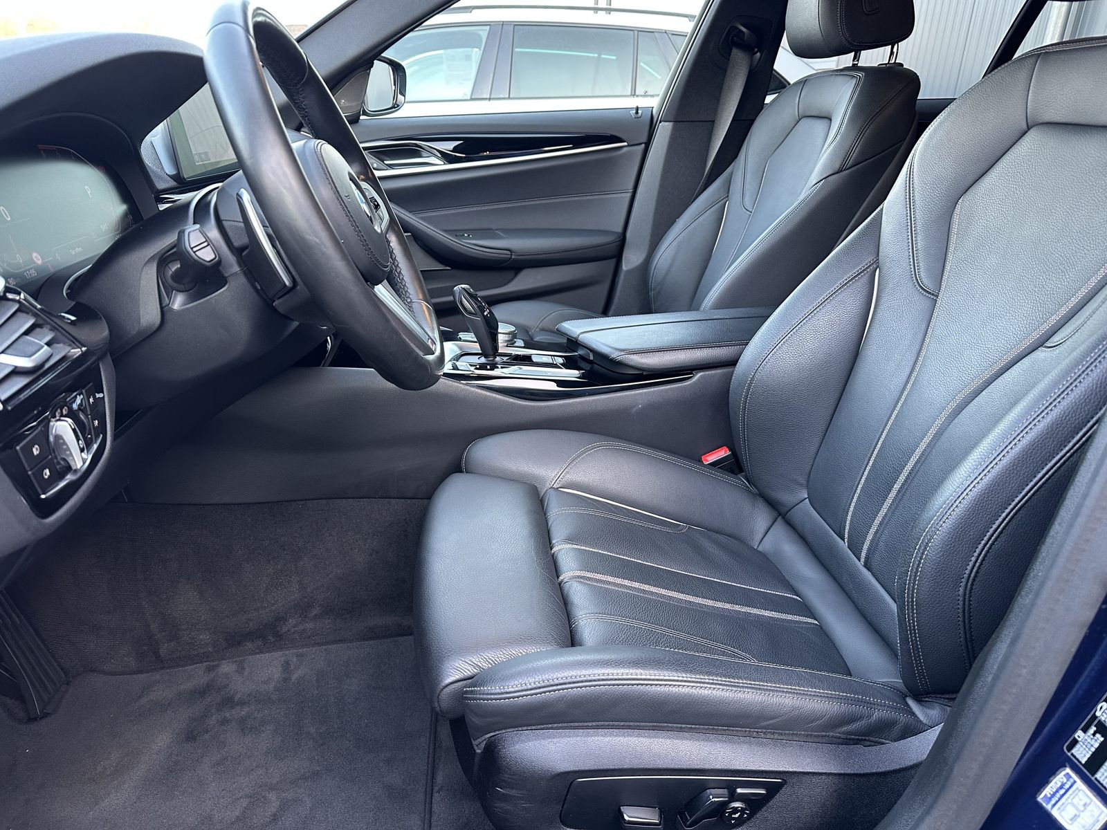 Fahrzeugabbildung BMW 530d Touring Sport-Line NAV+LED+19ZO+ACC+LC+H&K