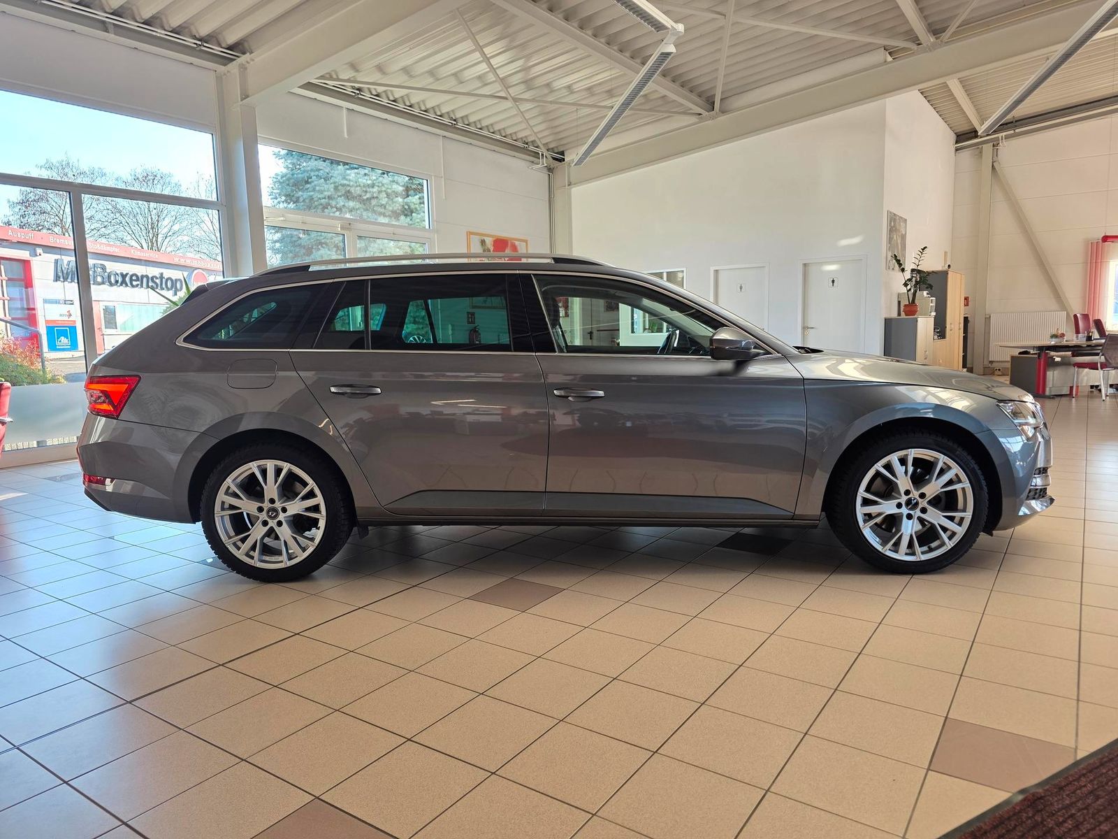 Fahrzeugabbildung SKODA Superb Combi 4x4/200 PS/Navi/LED/Keyless/Ahk