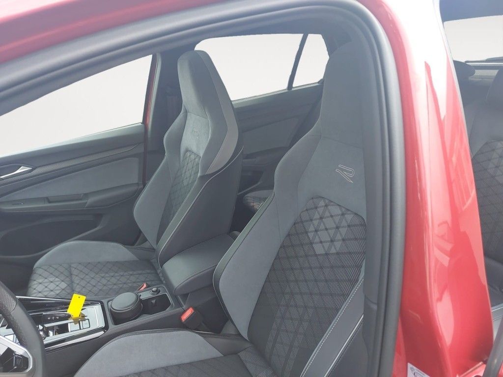 Fahrzeugabbildung Volkswagen Golf 1.5 eTSI DSG R-Line Standheizung