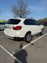 BMW X5 xDrive50i - - BMW X5 mit Benzin-Antrieb: Geländewagen, Xdrive50i