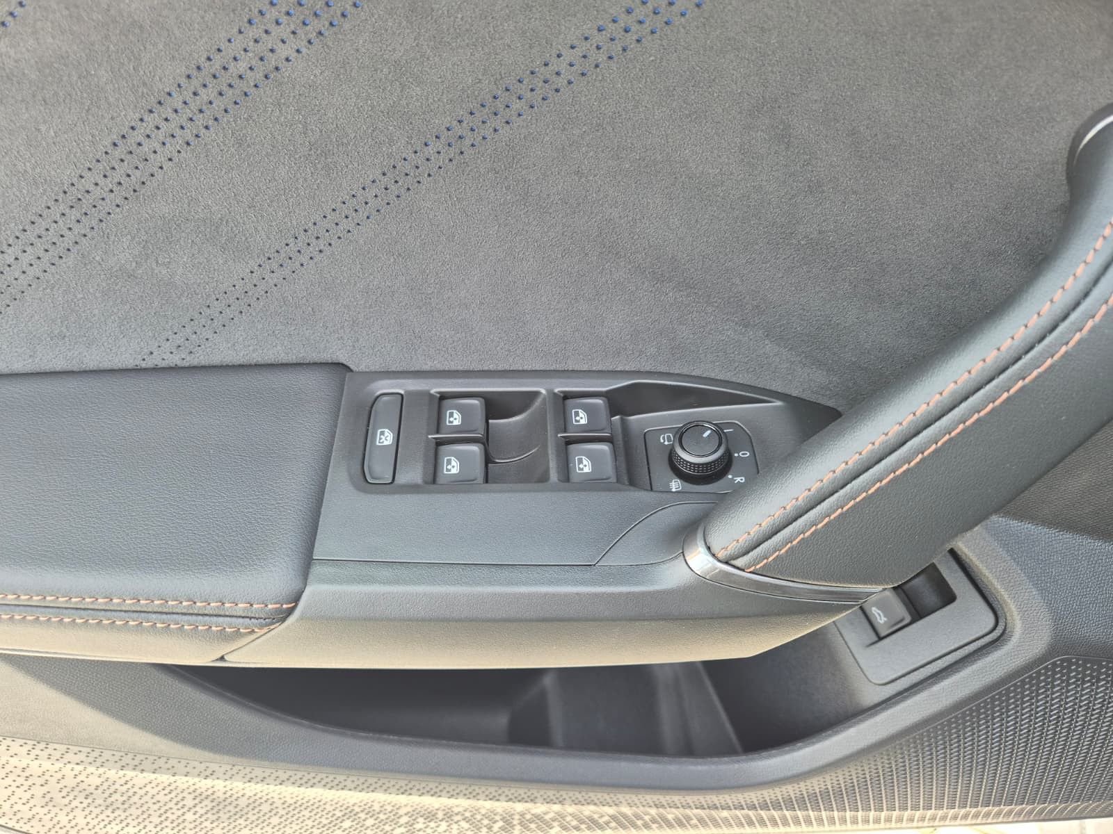 Fahrzeugabbildung CUPRA Leon 1.5 eTSI DSG AHK*DYNAMICA*EDGE*LED*5JGARAN.