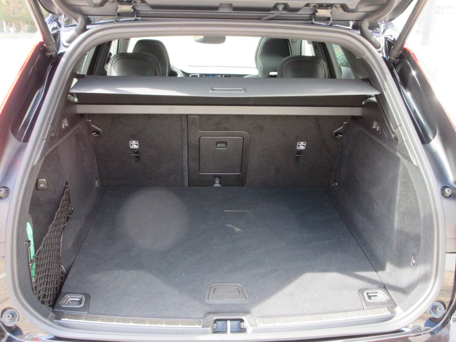 Fahrzeugabbildung Volvo XC 60 B5 Plus Dark AWD