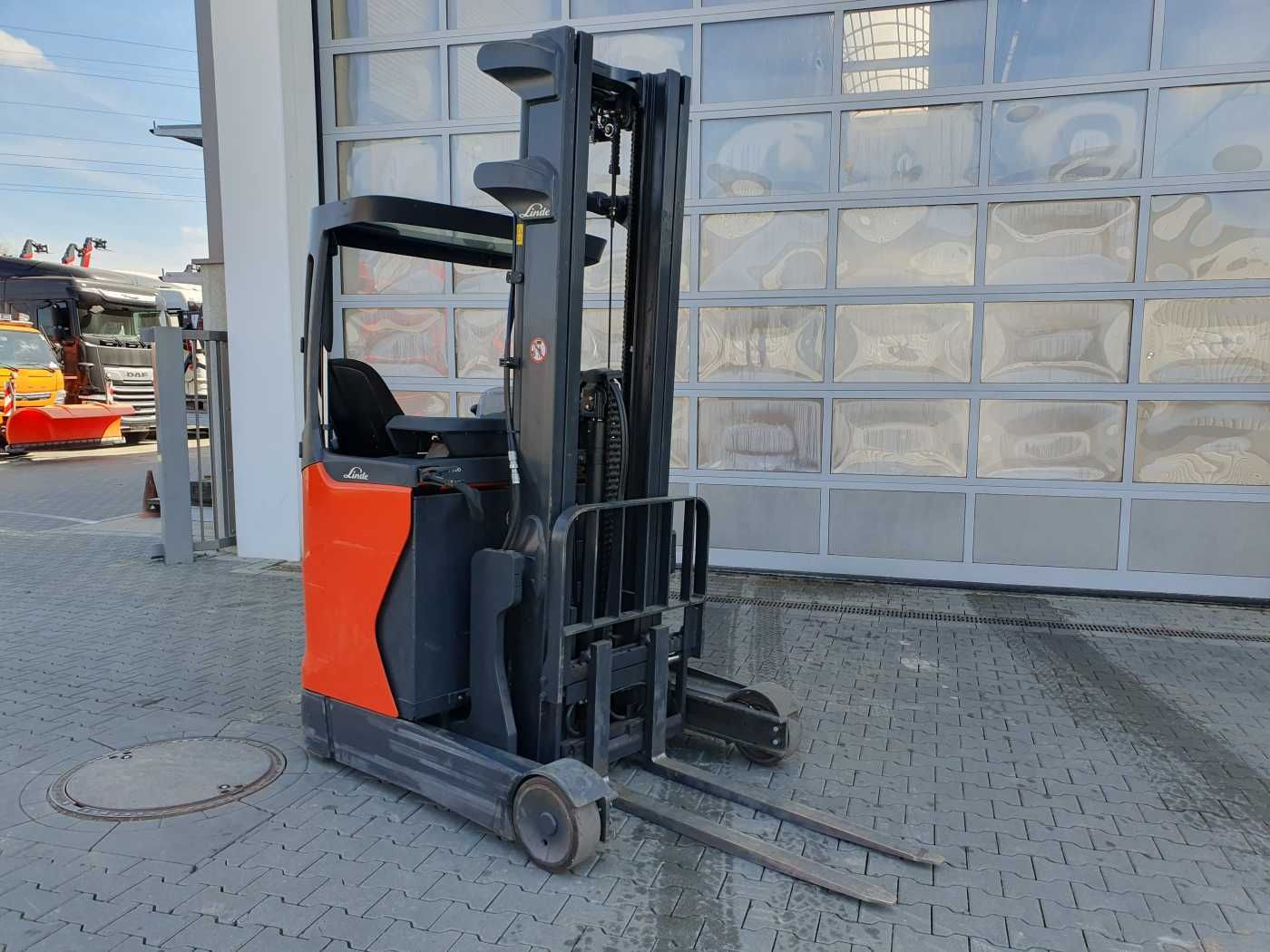 Fahrzeugabbildung Linde R12B-01 / nur 2.394h! / Hubhöhe: 6m / 2015