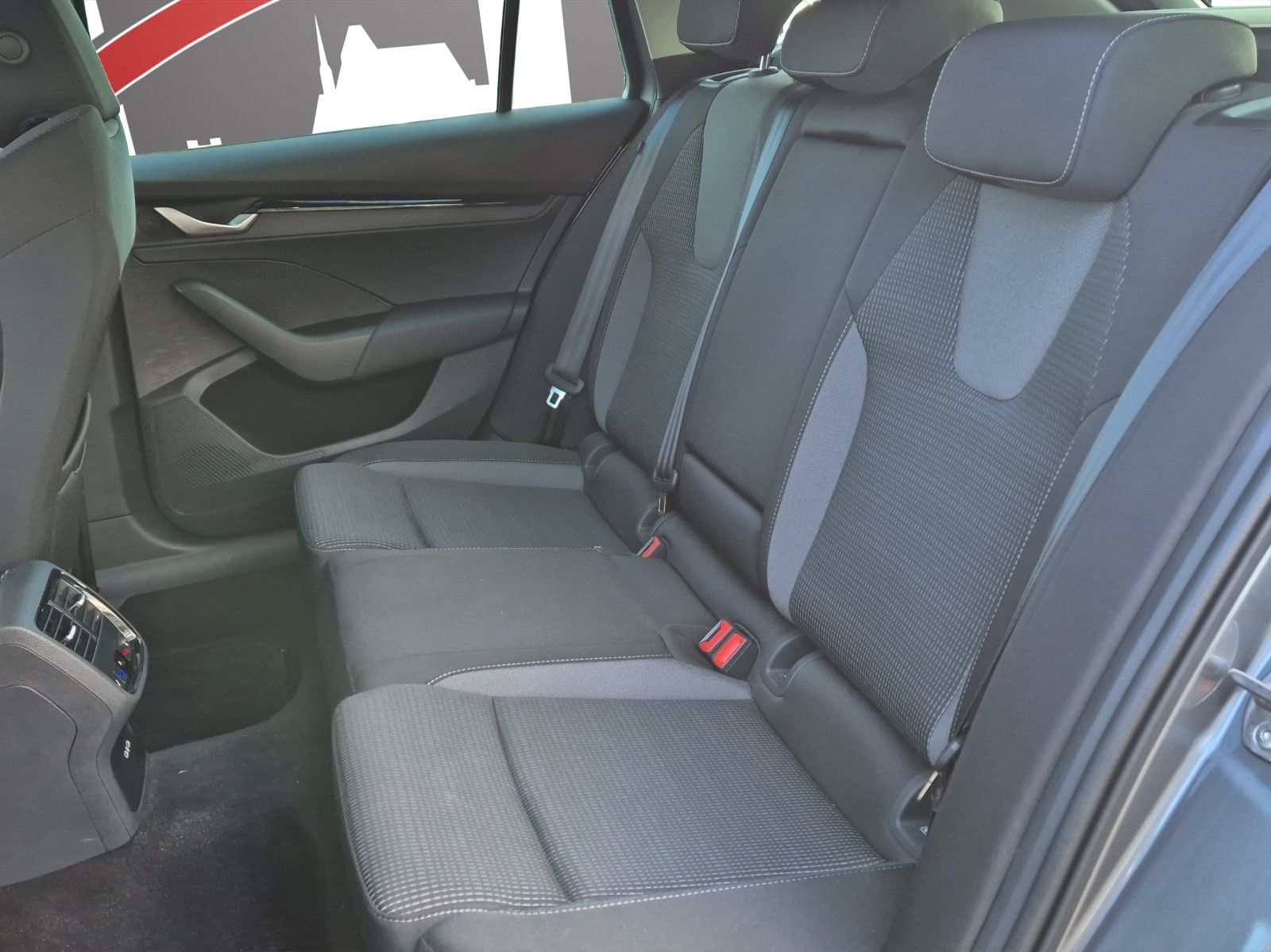 Fahrzeugabbildung SKODA Octavia Combi 1.5 TSI Selection/ACC/AHK/LED