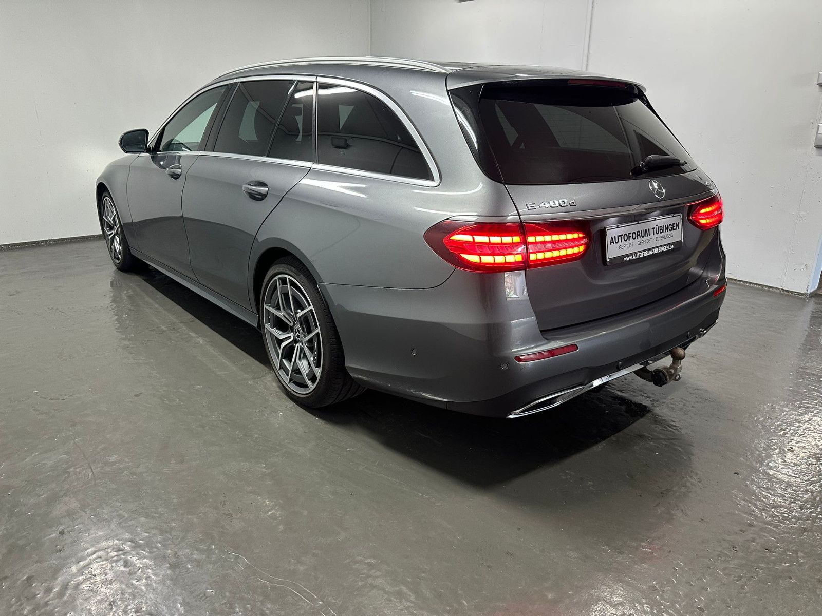 Fahrzeugabbildung Mercedes-Benz E 400 d 4MATIC T *AMG-LINE*PANO*AHK*LEDER*