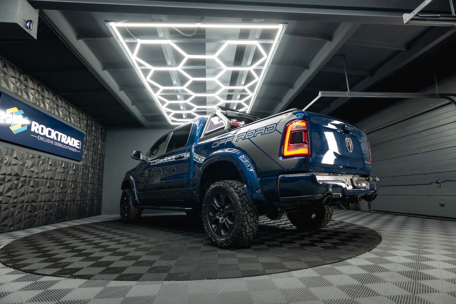 Fahrzeugabbildung Dodge RAM 5.7 V8 HEMI 4x4 OFFROAD NightPaket AXLE LOCK