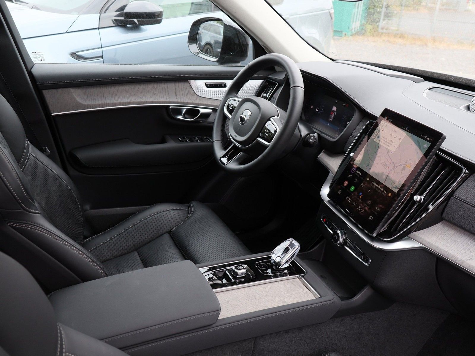 Volvo XC90 Plus Dark Recharge Plug-In Hybrid AWD Head- imagem 3