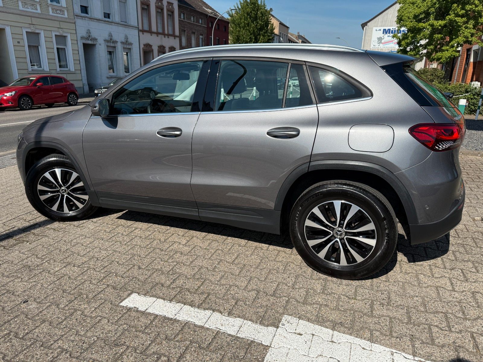 Fahrzeugabbildung Mercedes-Benz GLA 200 STYLE LEDER AUTOMATIK PANO KAMERA