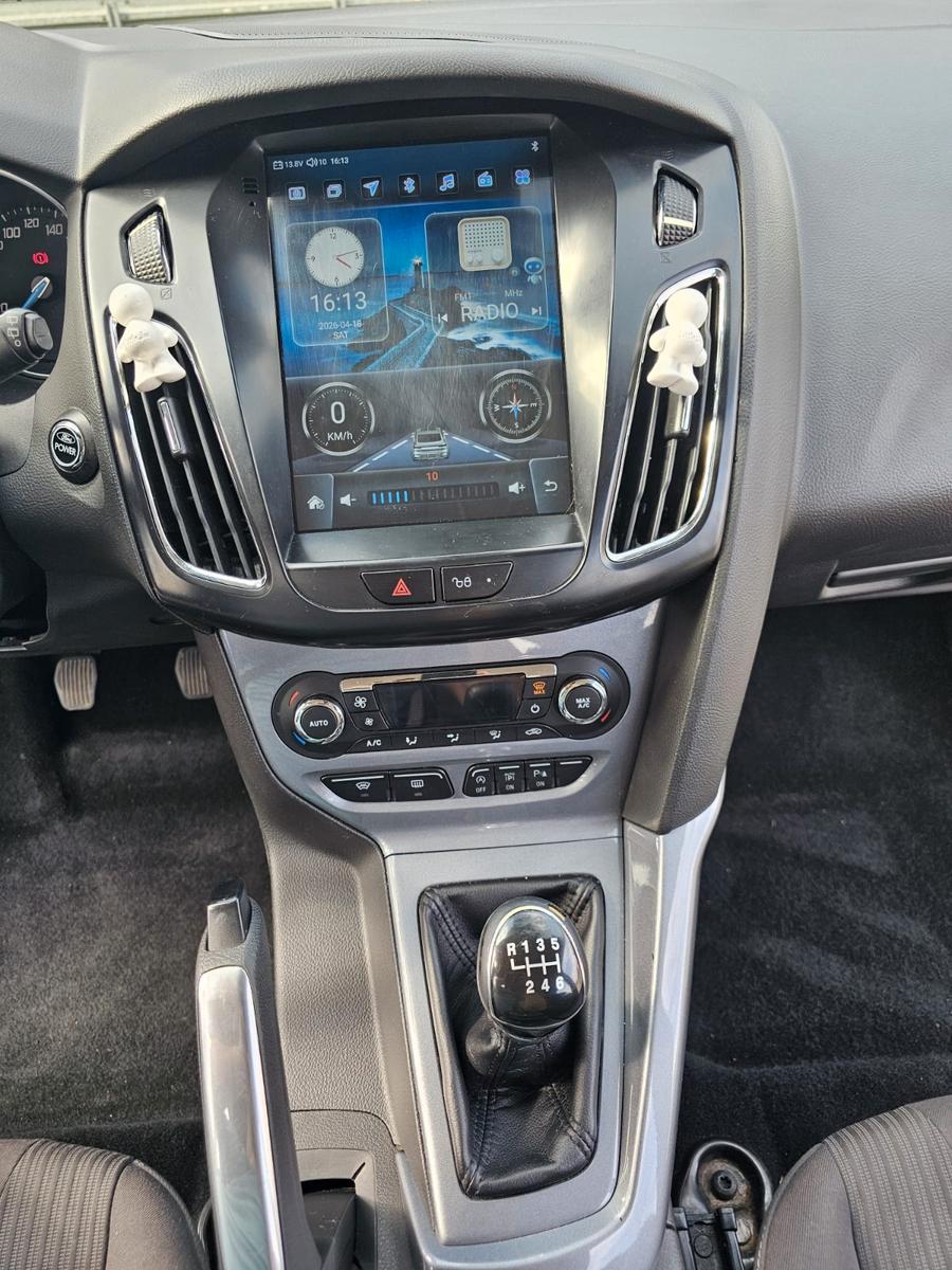 Ford Focus 2012 — interior