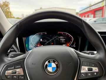 BMW 320i Touring SportLine+LED+StLüftung+App+Virtual