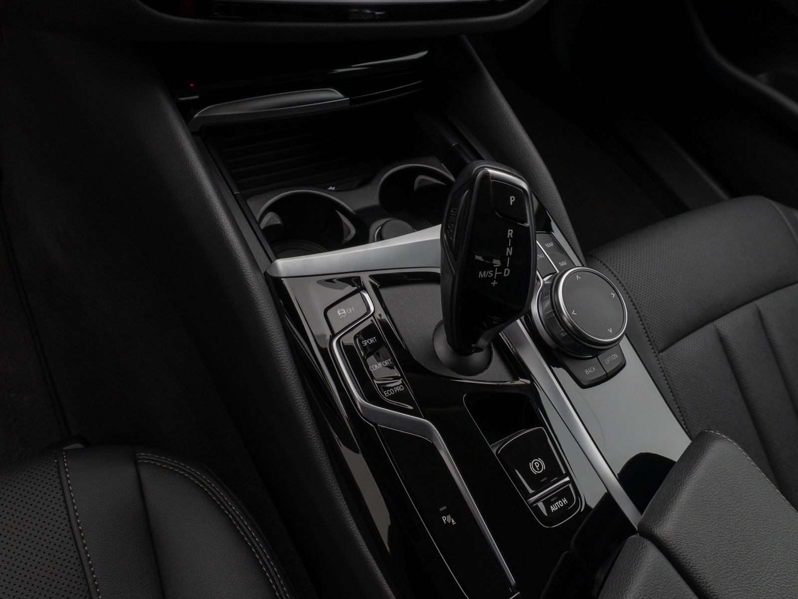 Fahrzeugabbildung BMW 520d Kamera DAB Leder Alarm Parkassistenzsystem