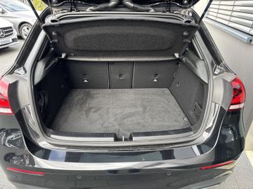 Bild 19 Mercedes-Benz A 180 A180 AMG LED Kamera MBUX PDC Teilleder