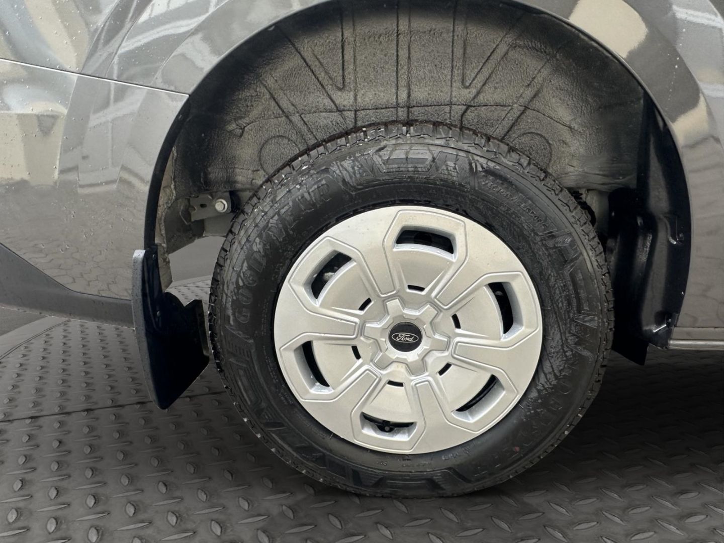 Fahrzeugabbildung Ford Transit Custom 320 L2 FWD StandHZG AHK Navi LED