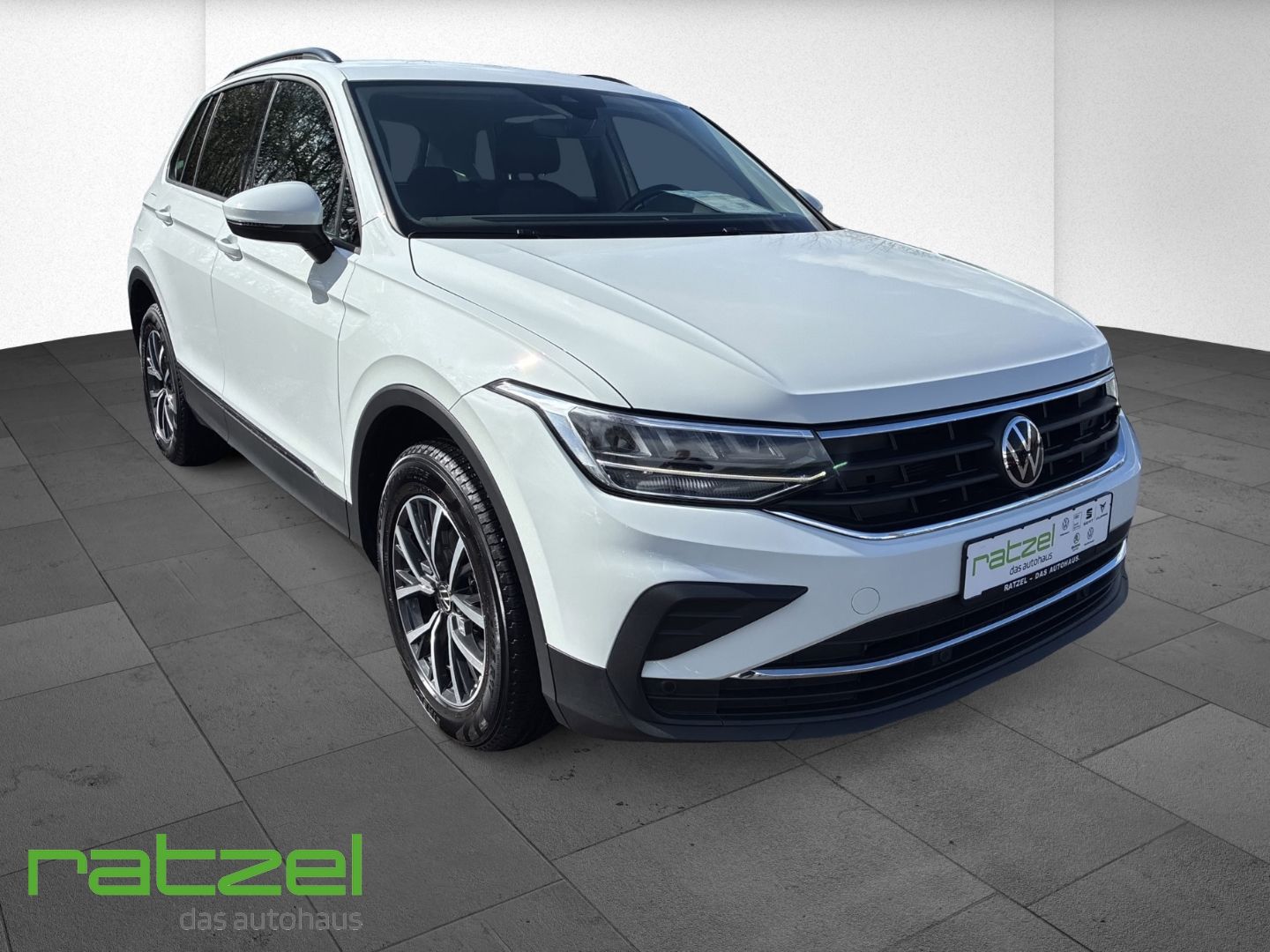 Fahrzeugabbildung Volkswagen Tiguan Life 2.0 TDI DSG AHK-klappbar Navi LED AC